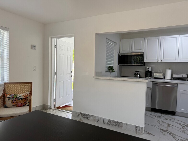 Building Photo - 11050 Biscayne Blvd