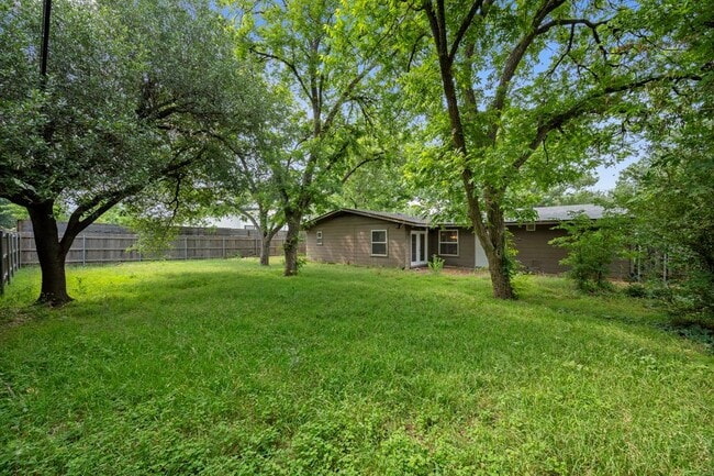 Building Photo - 3100 Whiteway Dr