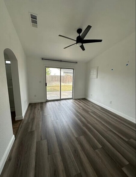 Building Photo - 5444 W Sunnyside Ct