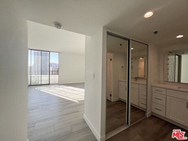 Building Photo - 10390 Wilshire Blvd