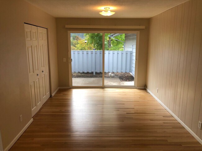 Building Photo - Updated 3 bedroom 1 1/2 bath home in a gre...