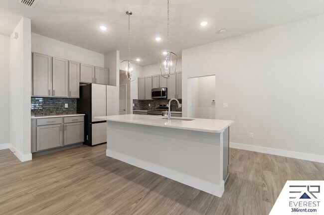 Building Photo - 8 Longview Ln