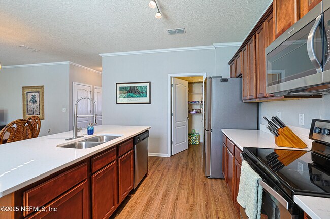 Building Photo - 2408 Bonnie Lakes Dr