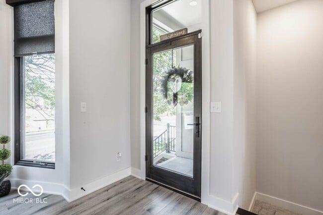 Building Photo - Beautiful townhome located off 16th and College. Pets allowed for an additional $1,000 non refund...