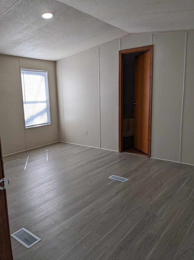 Building Photo - 415 Green Oak Rd