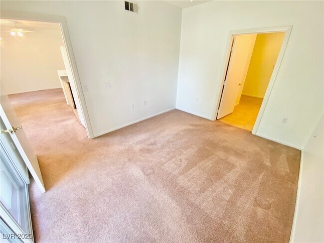 Building Photo - 3400 Cabana Dr