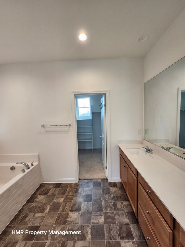 Building Photo - Beautiful two story 5 bedroom in ontario R...