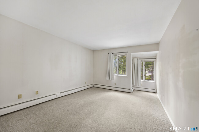 Building Photo - 2 Earls Ct