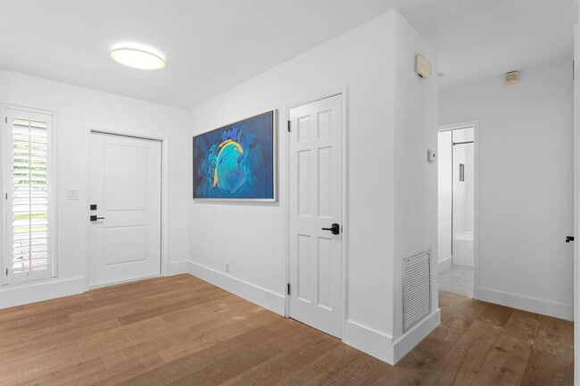 Building Photo - 715 NE 25th Ave