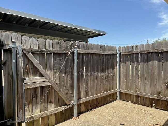 Building Photo - 214 Kettler Dr