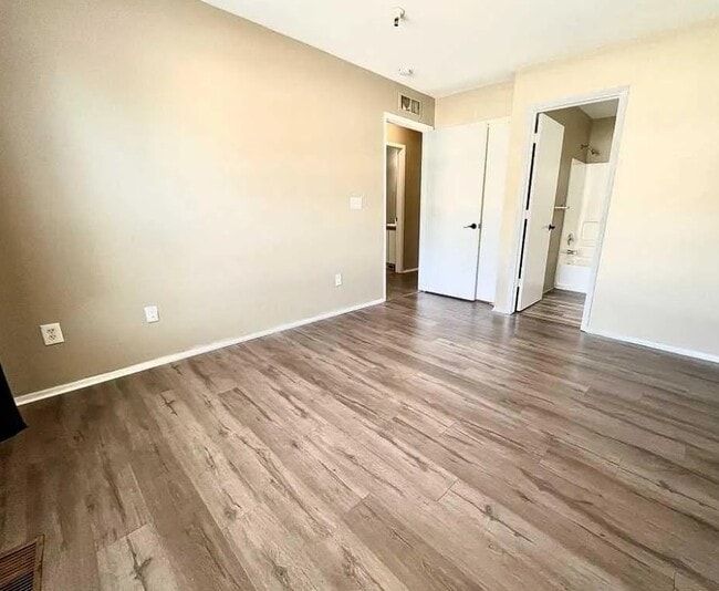 Building Photo - 15650 Stone Crossing Dr