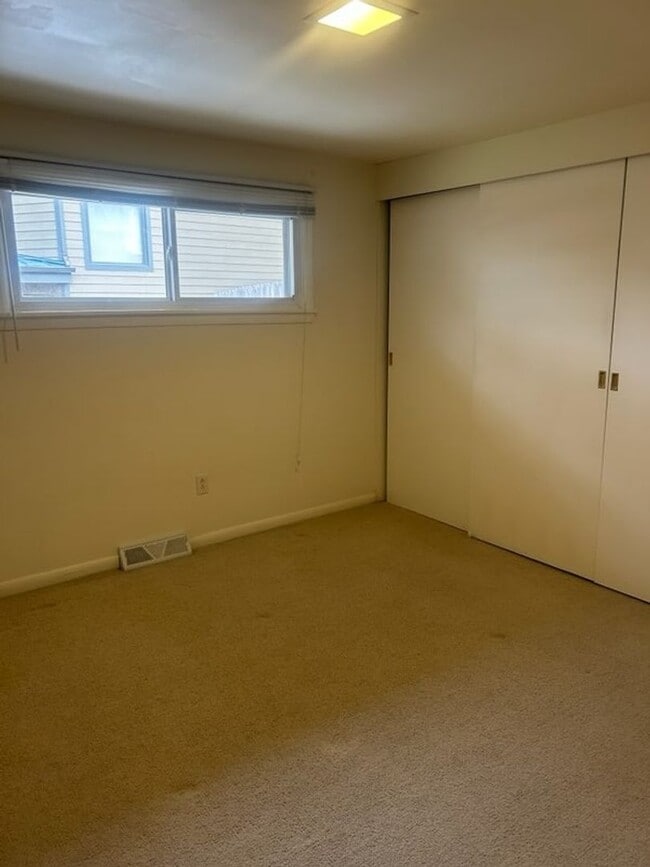 Building Photo - 3 Bedroom, 1 Bath home located in Glenwood Springs.