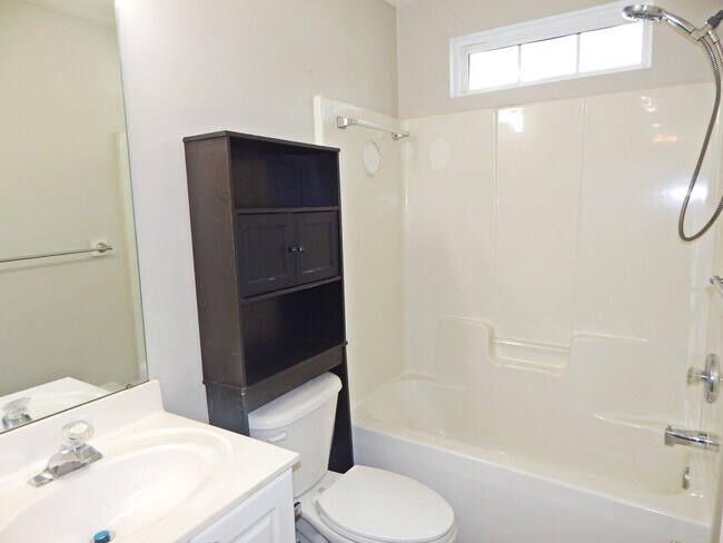 Building Photo - 657 Montgomery Dr