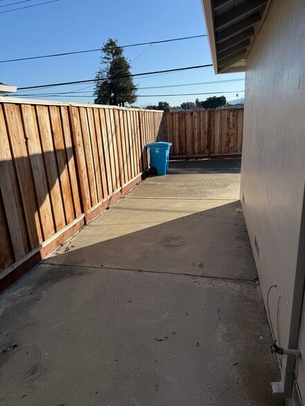 Building Photo - 2616 Kitsap Ct