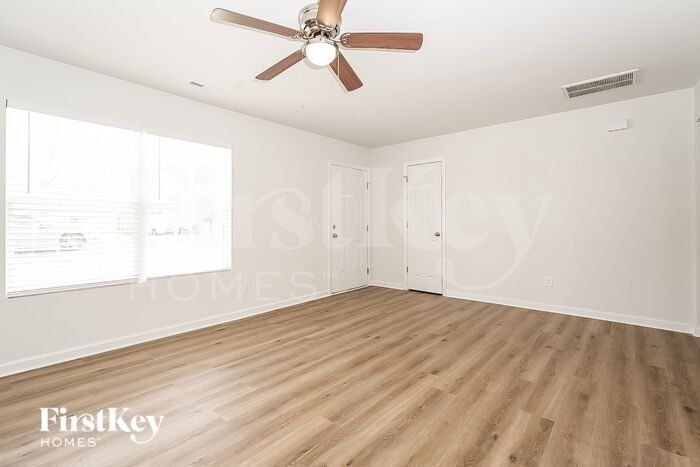 Building Photo - 813 Pine Cir Dr