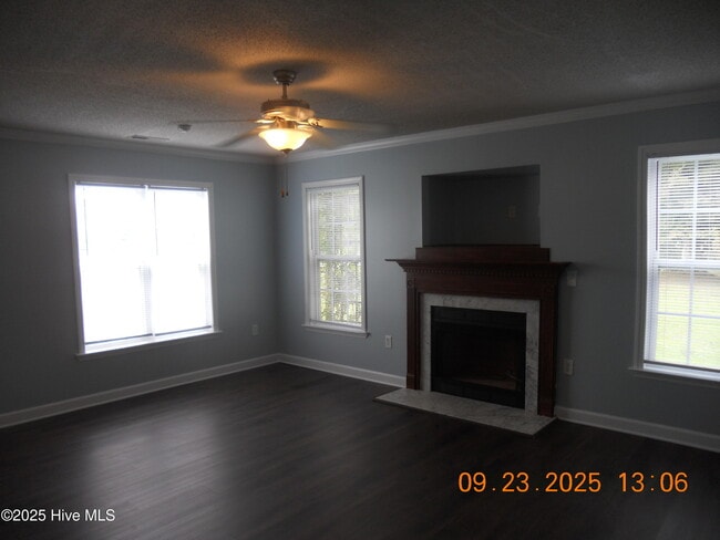 Building Photo - 105 Spring Leaf Ln