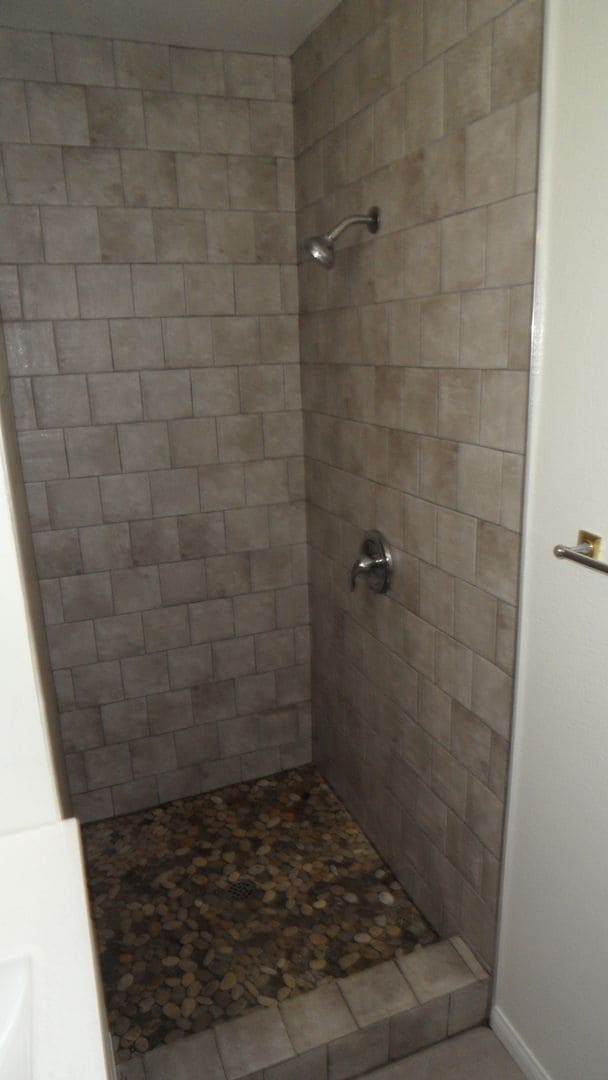 Building Photo - Spacious 6 Bedroom, 3 Bathroom, Single Fam...