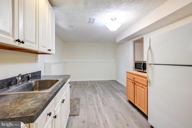 Building Photo - 18304 Swan Stream Dr