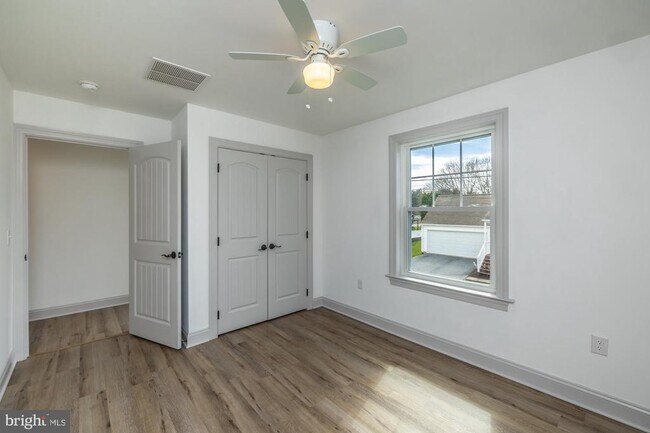 Building Photo - 411 James St