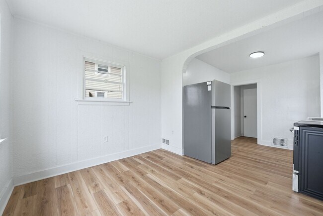 Building Photo - Updated 3BR with Fresh Finishes