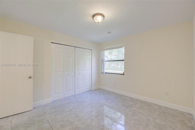 Building Photo - 20160 NE 3rd Ct