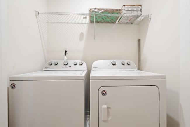 Building Photo - Stylish and Spacious 3 Bedroom, 2.5 Bathroom End-Unit Townhome w/ Garage!