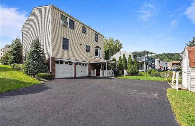 Building Photo - Charming Home! 4 Bedroom 2.5 Bathroom - Hopewell