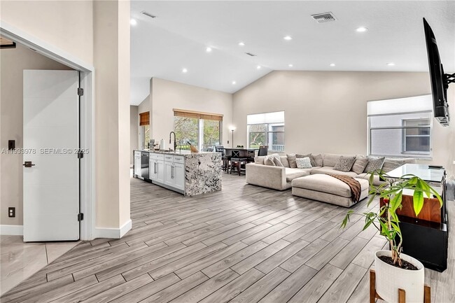 Building Photo - 8520 Vía Romana