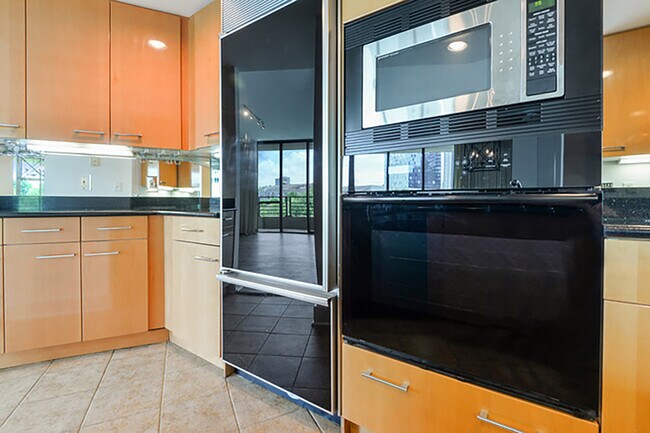 Building Photo - 700 Park Regency Pl NE