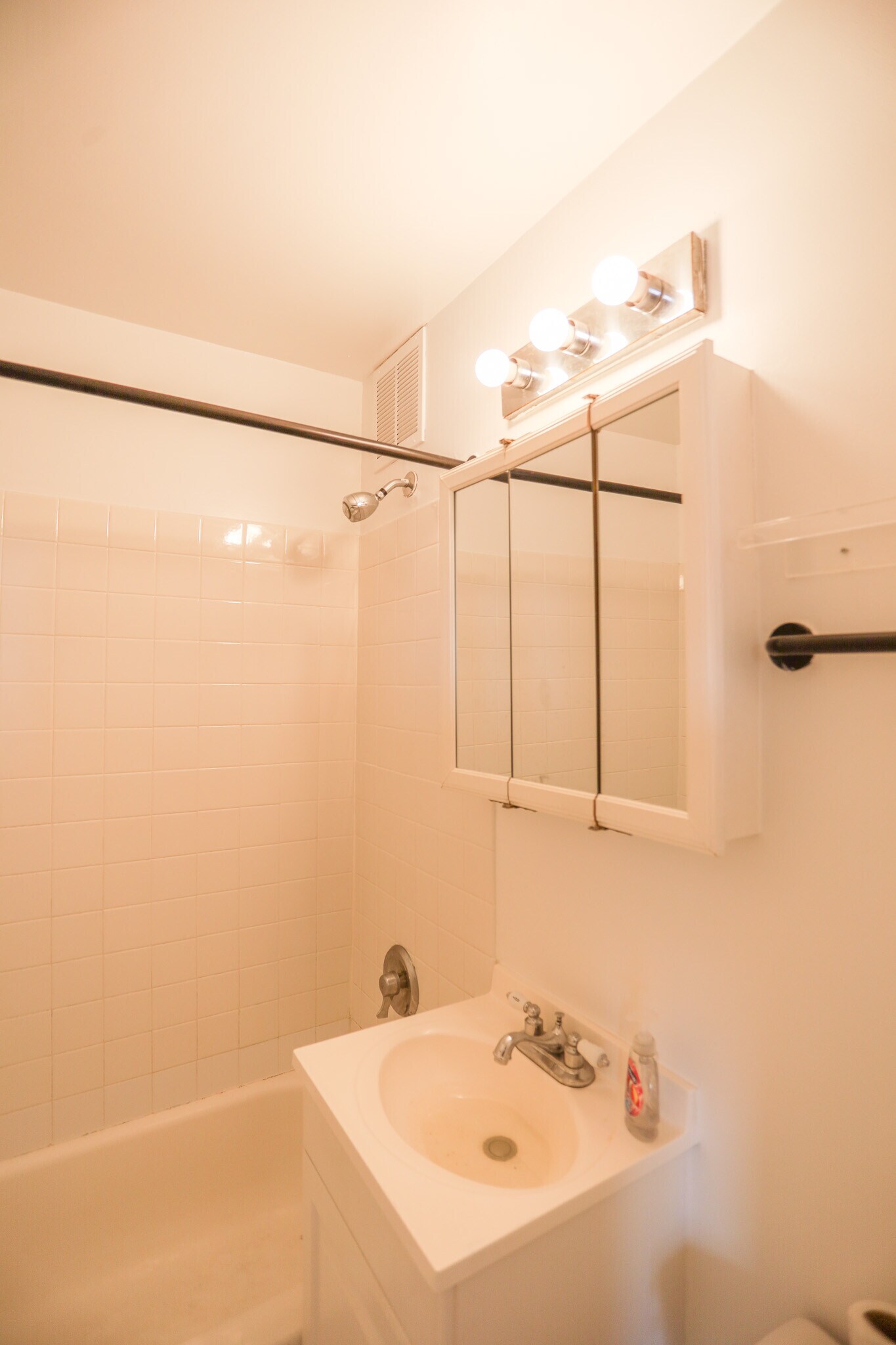 Building Photo - 911 W Lawrence Ave