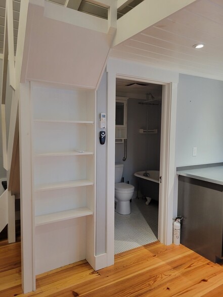 Custom built-in bookshelf - 701 Bay Ave