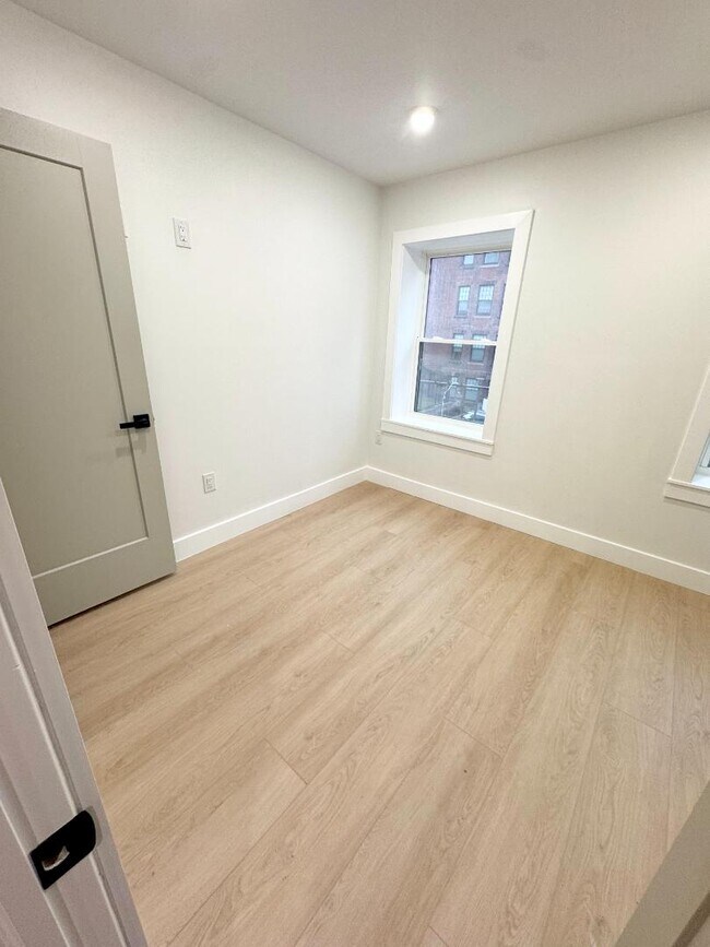 Building Photo - 116 E Huntingdon St