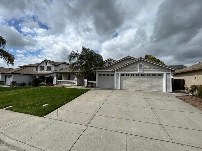 Building Photo - Beautiful 4 Bedroom, 2.5 Bath Deer Valley ...