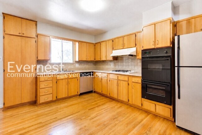 Building Photo - 4 Bed, 3 Bath Home with Fenced Yard & Garage / Available Now!