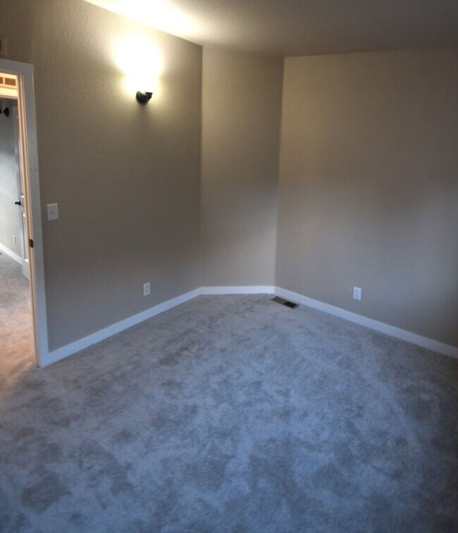 Building Photo - 3 Bedroom House For Rent In The Dalles
