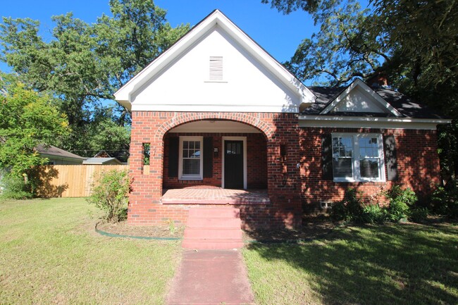 Building Photo - Oversized 3 bedroom and 2 bath in Tyler! T...