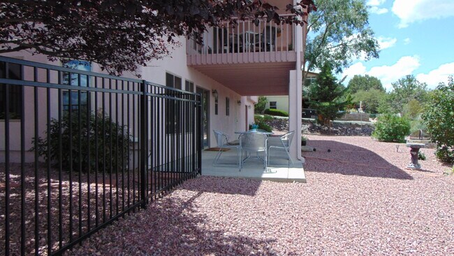 Building Photo - 1065 Longview Dr