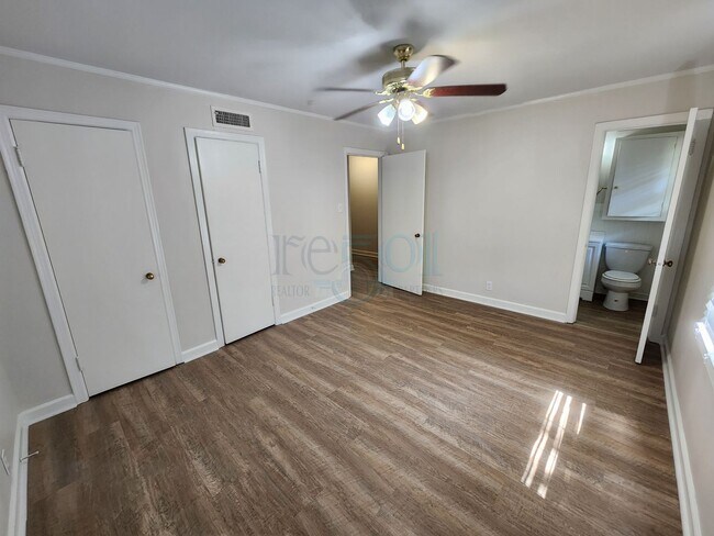 Building Photo - Compeltely Remodeled 3 Bedroom 3 Bathroom