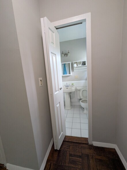 bathroom - 3102 Valley Dr