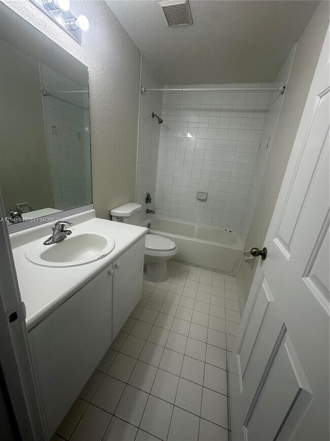 Building Photo - 2440 SE 14th Ave