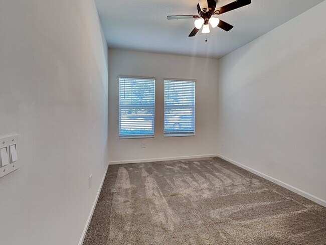Building Photo - 3115 Country Side Dr