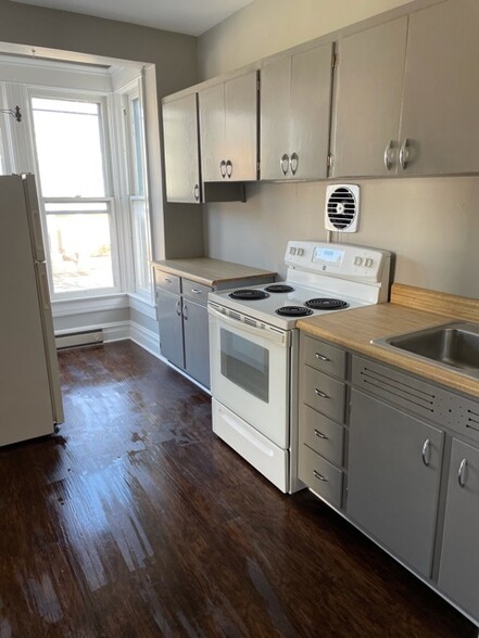 Primary Photo - 240 W Main St