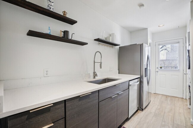 Building Photo - 1106 W 6th St