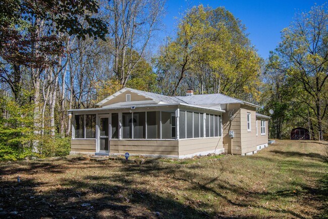 Building Photo - Cozy Country Retreat