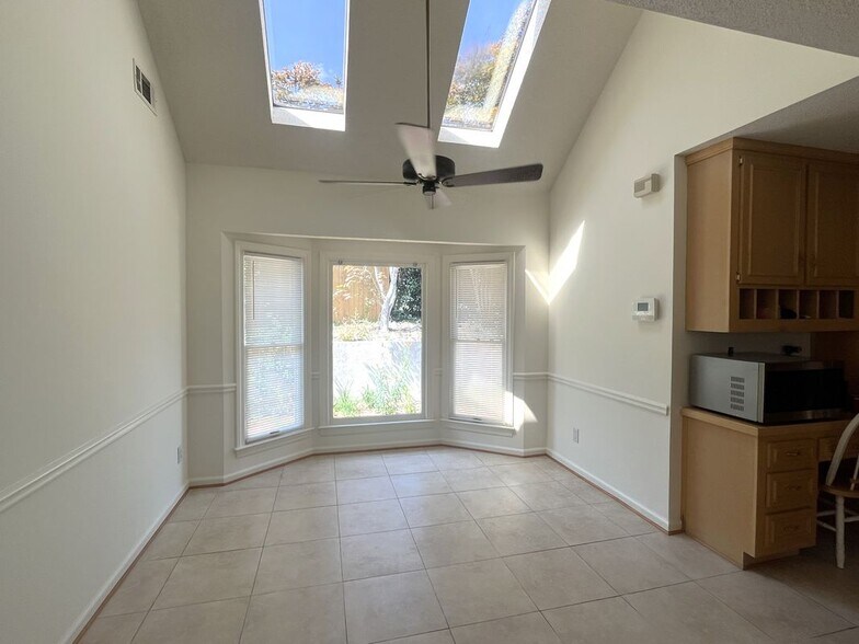 Building Photo - 972 Bridgegate Dr NE