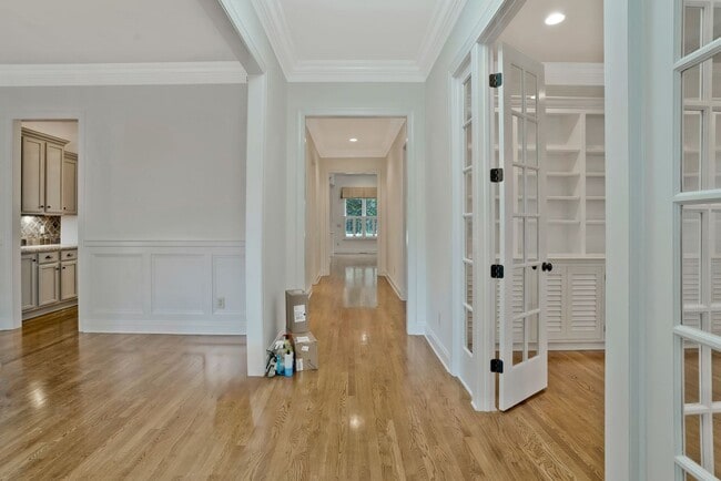 Building Photo - Stunning 4BE/3.5BA home in the very desira...