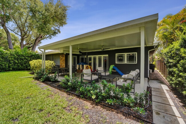 Building Photo - 929 SW 18th Ct