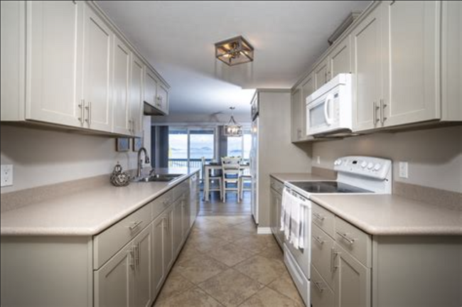 SPACIOUS KITCHEN - 50318 US Highway 93