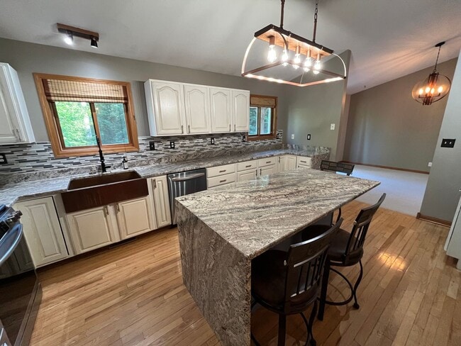 Building Photo - Beautiful 4 Bedroom 3 Bath Home in Cloquet...