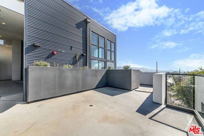 Building Photo - 11013 Hartsook St